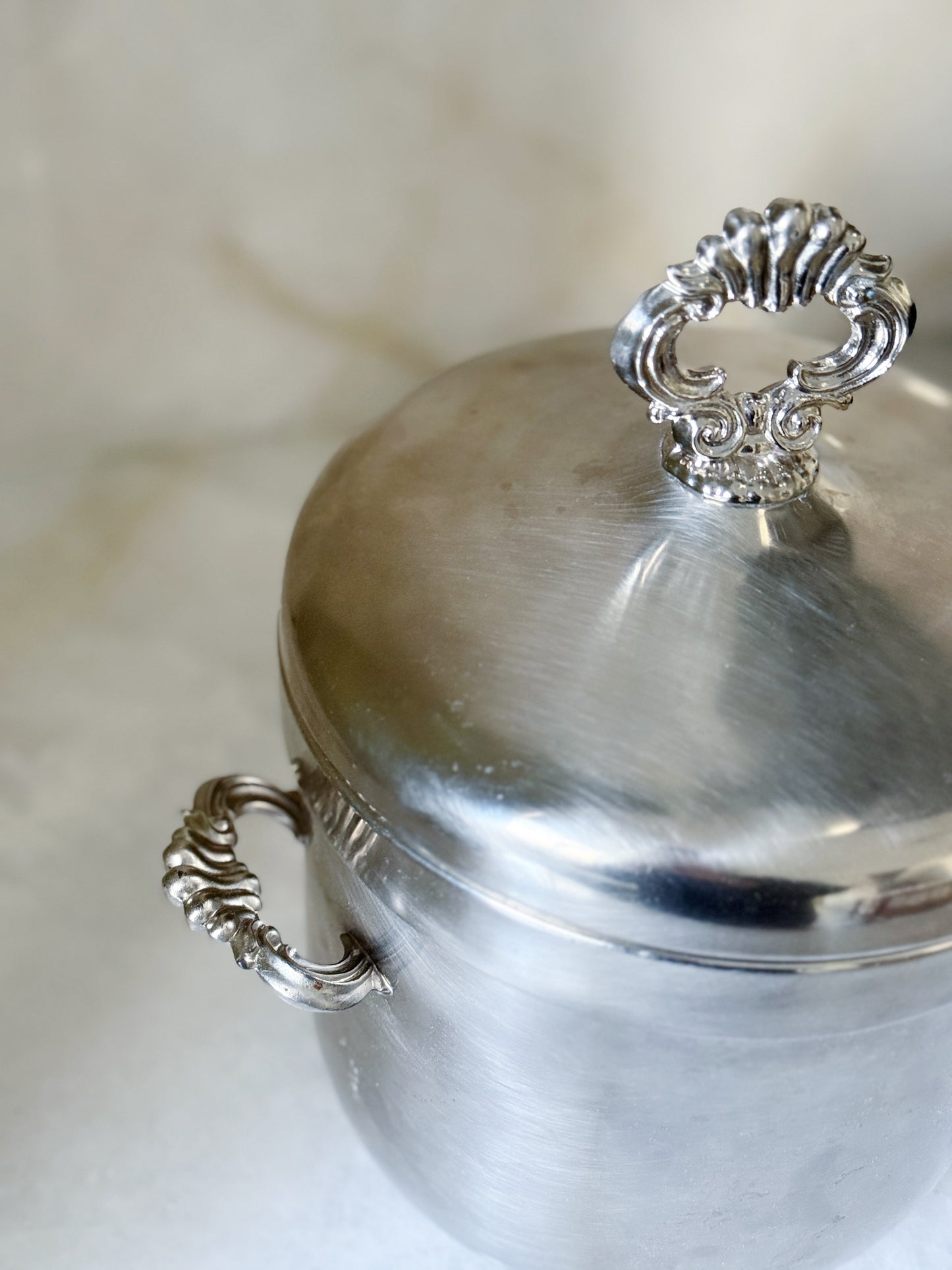 Vintage Lidded Ice Bucket with White Liner | Classic Barware