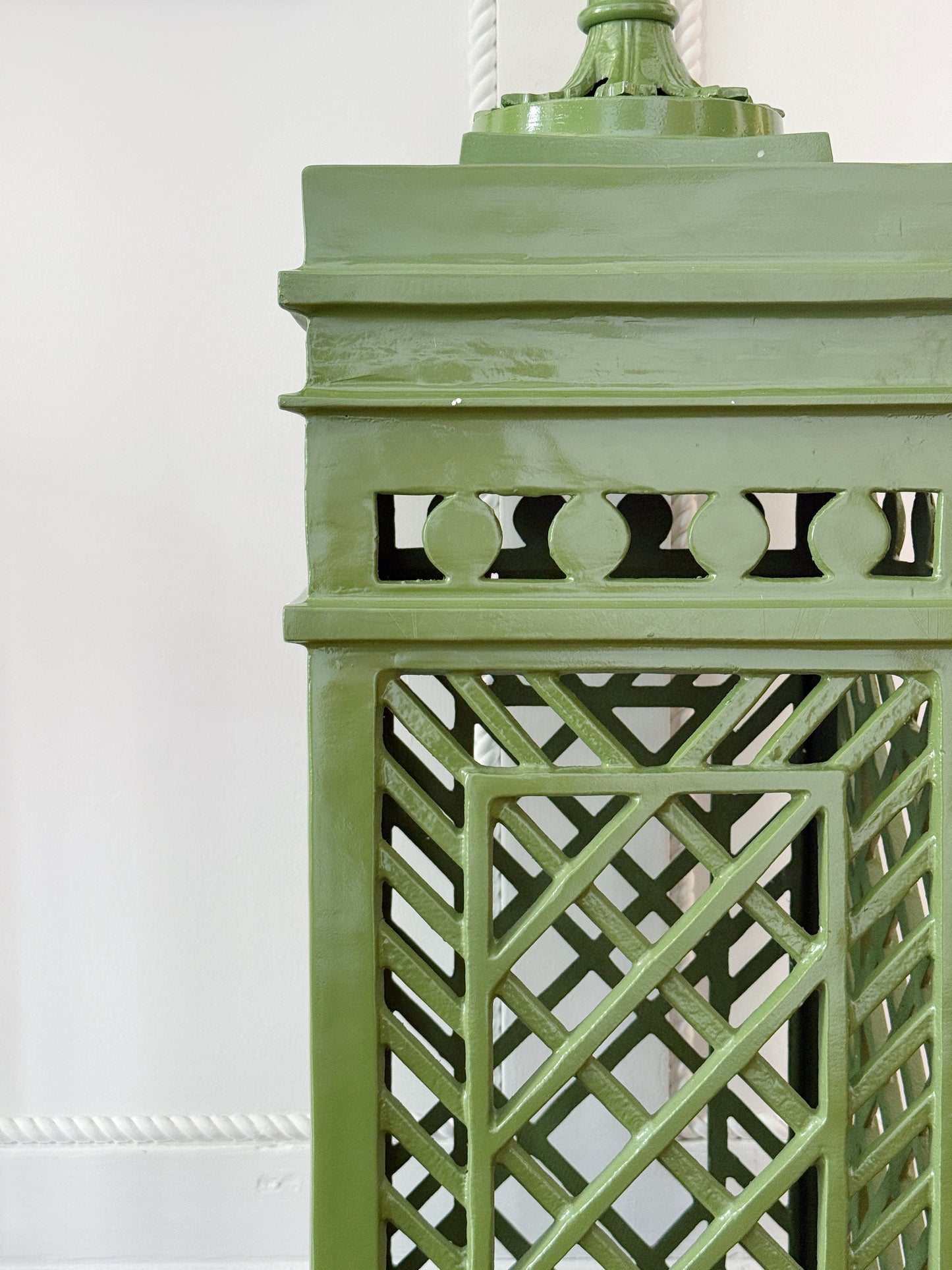 English Garden Fretwork Urn & Pedestal Set – Pistachio/Lawn Green