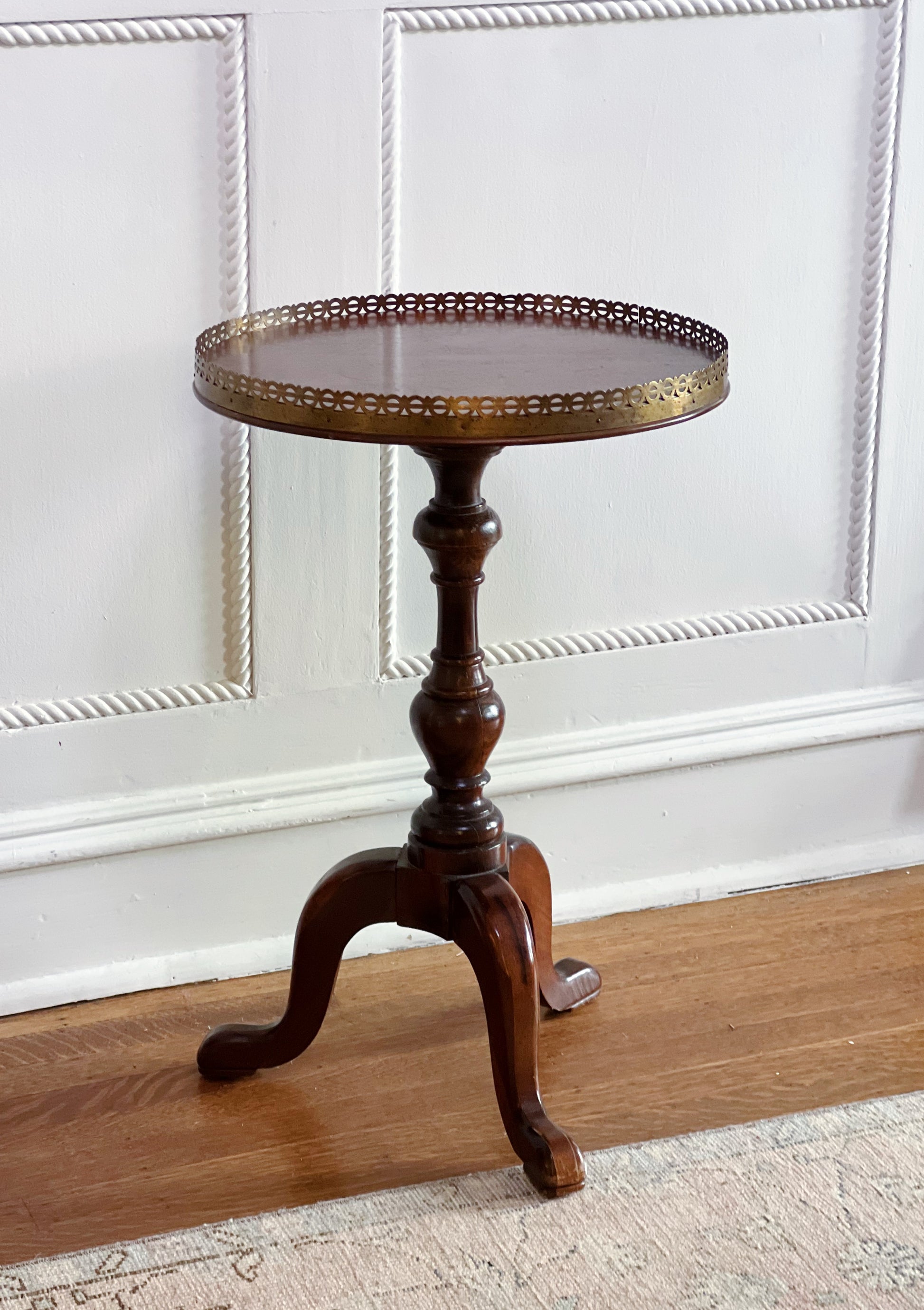 Vintage pedestal side table with brass detail