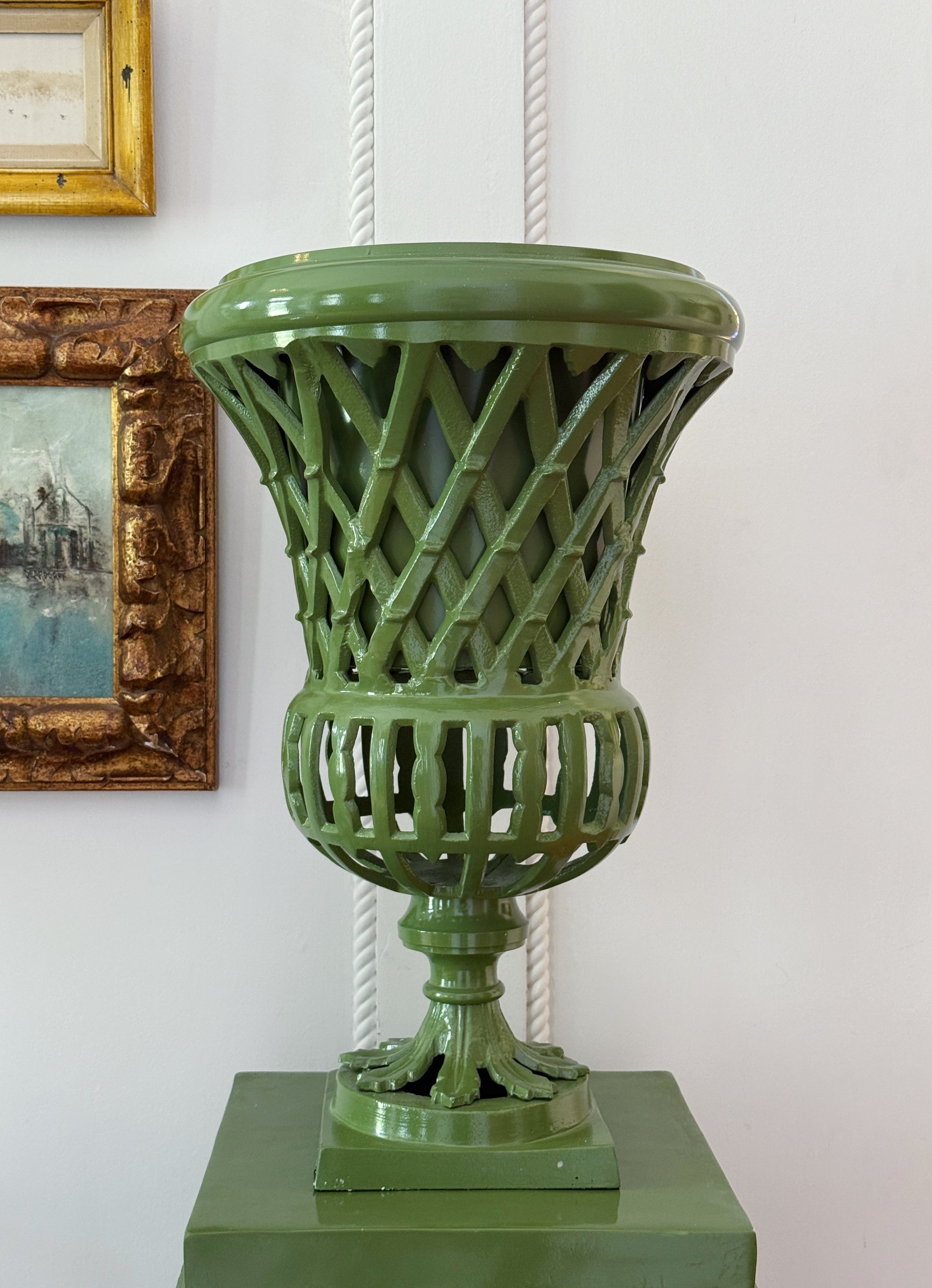 English Garden Fretwork Urn & Pedestal Set – Pistachio/Lawn Green