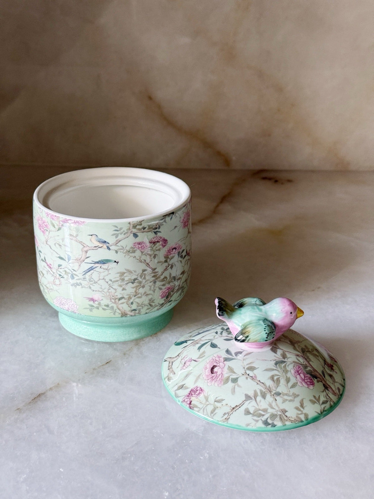 Lidded box open with the lid beside it
