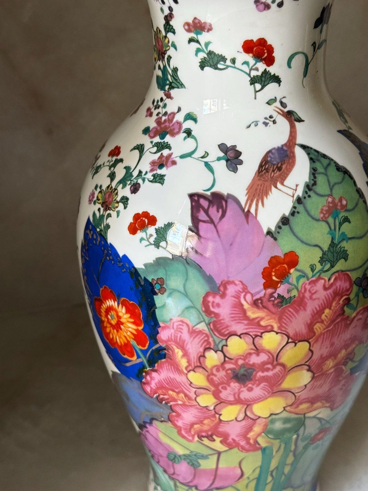 Close-up of the tobacco leaf and peony pattern on the vase