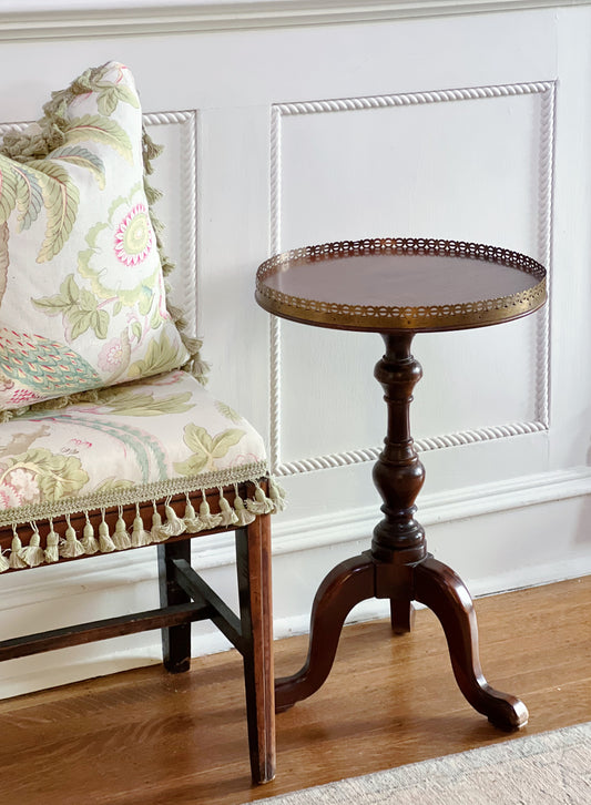 Vintage pedestal side table with brass detail