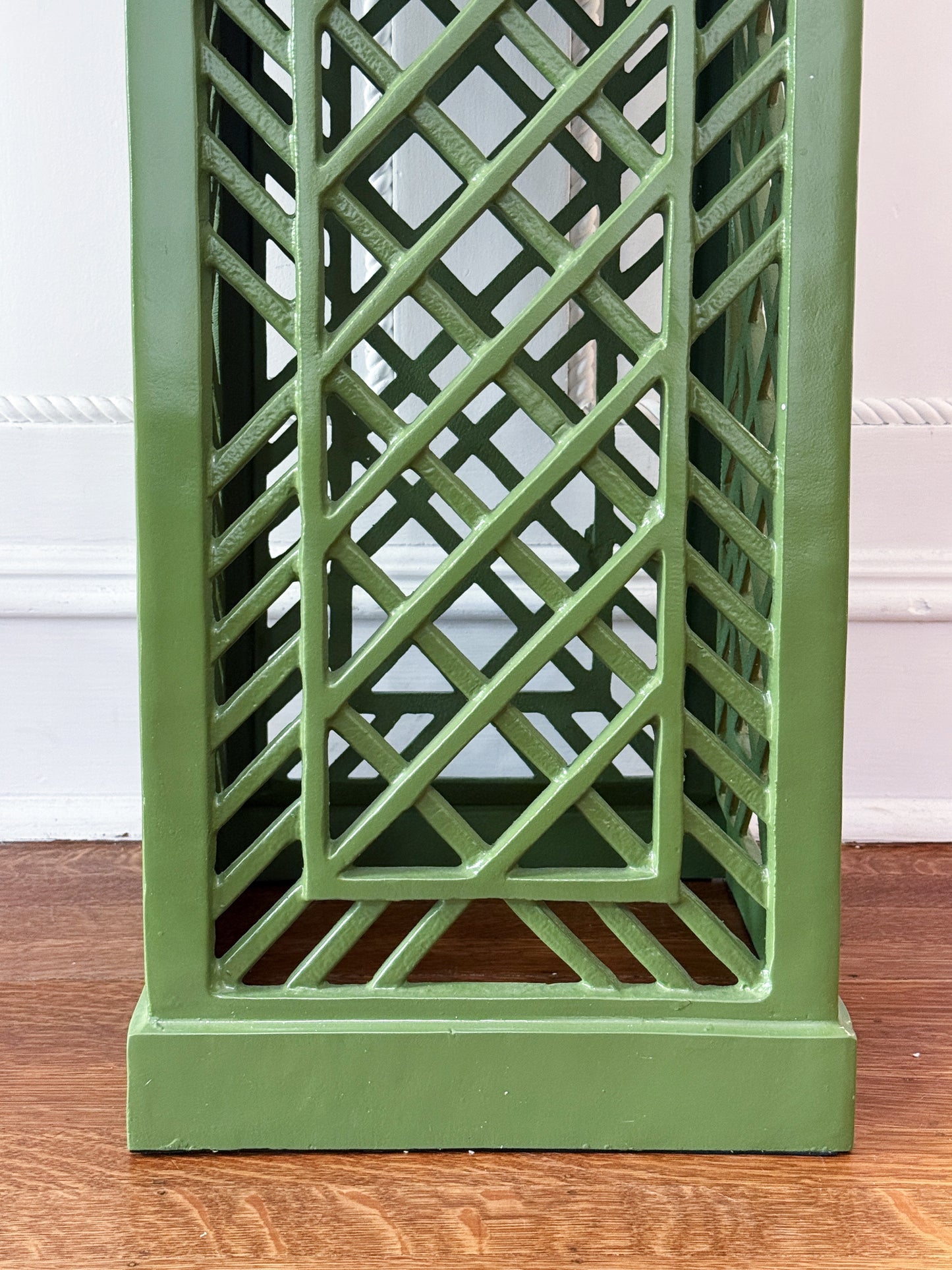 English Garden Fretwork Urn & Pedestal Set – Pistachio/Lawn Green
