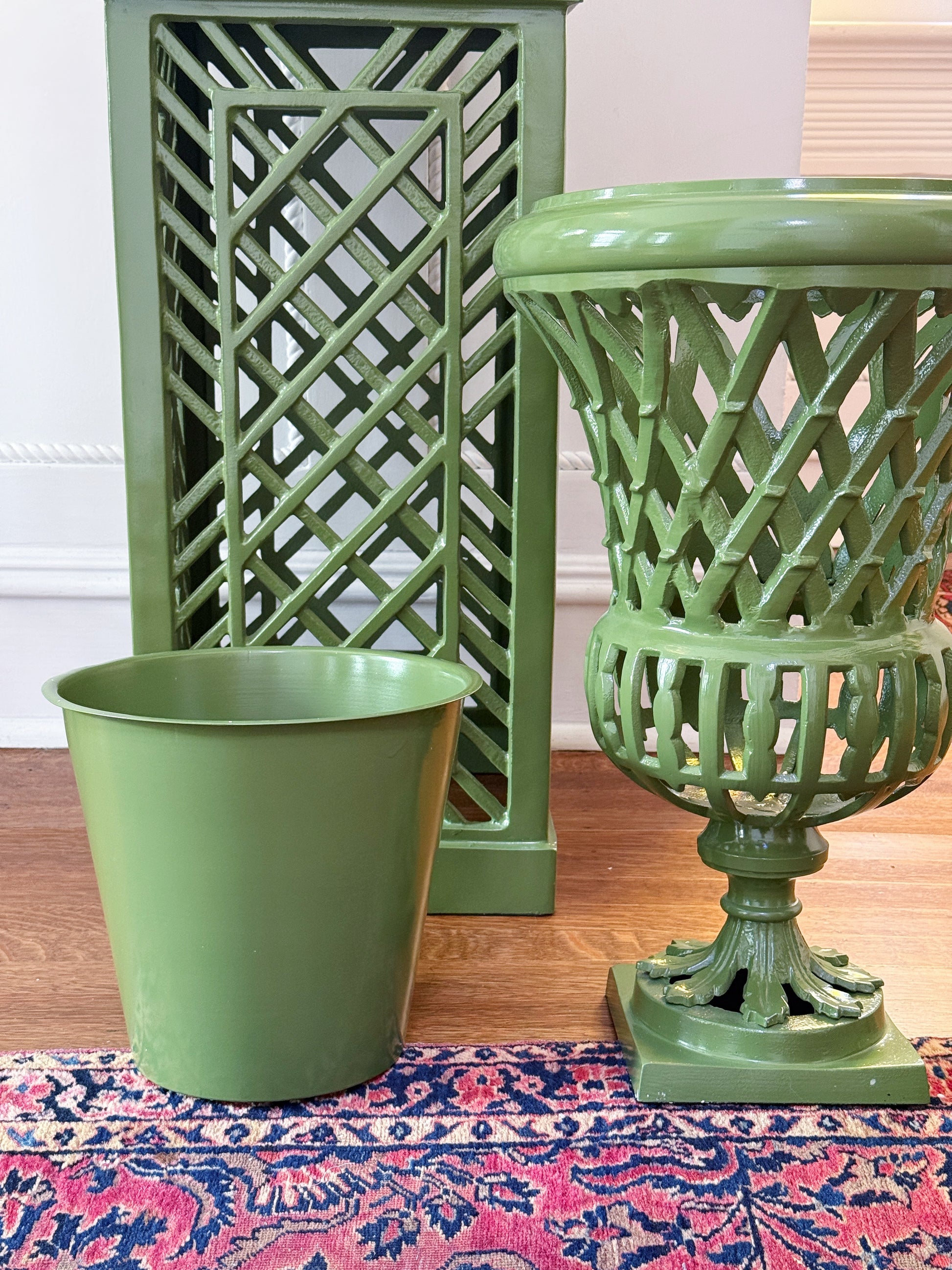 English Garden Fretwork Urn & Pedestal Set – Pistachio/Lawn Green