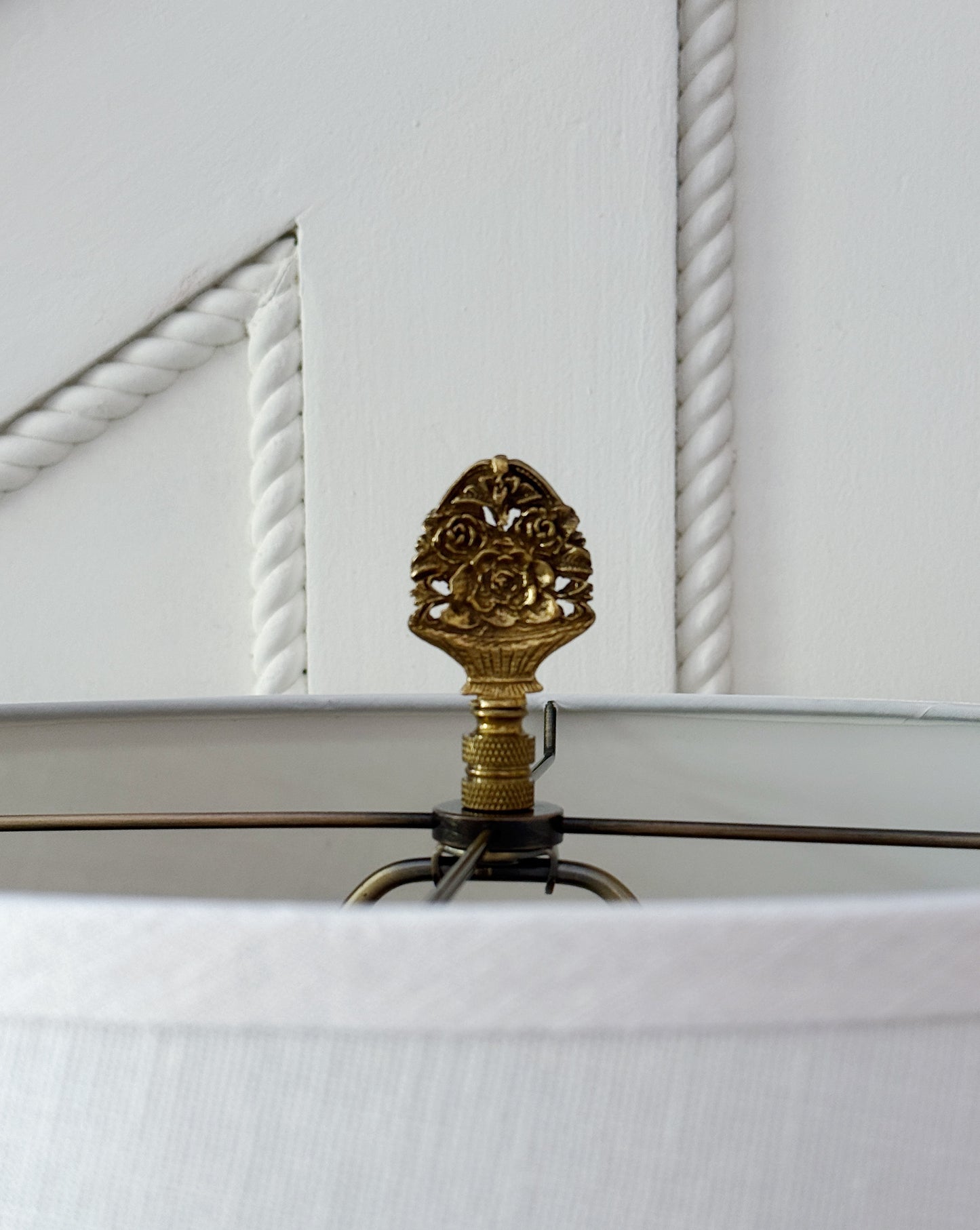 Classic Tobacco Leaf Porcelain Table Lamp