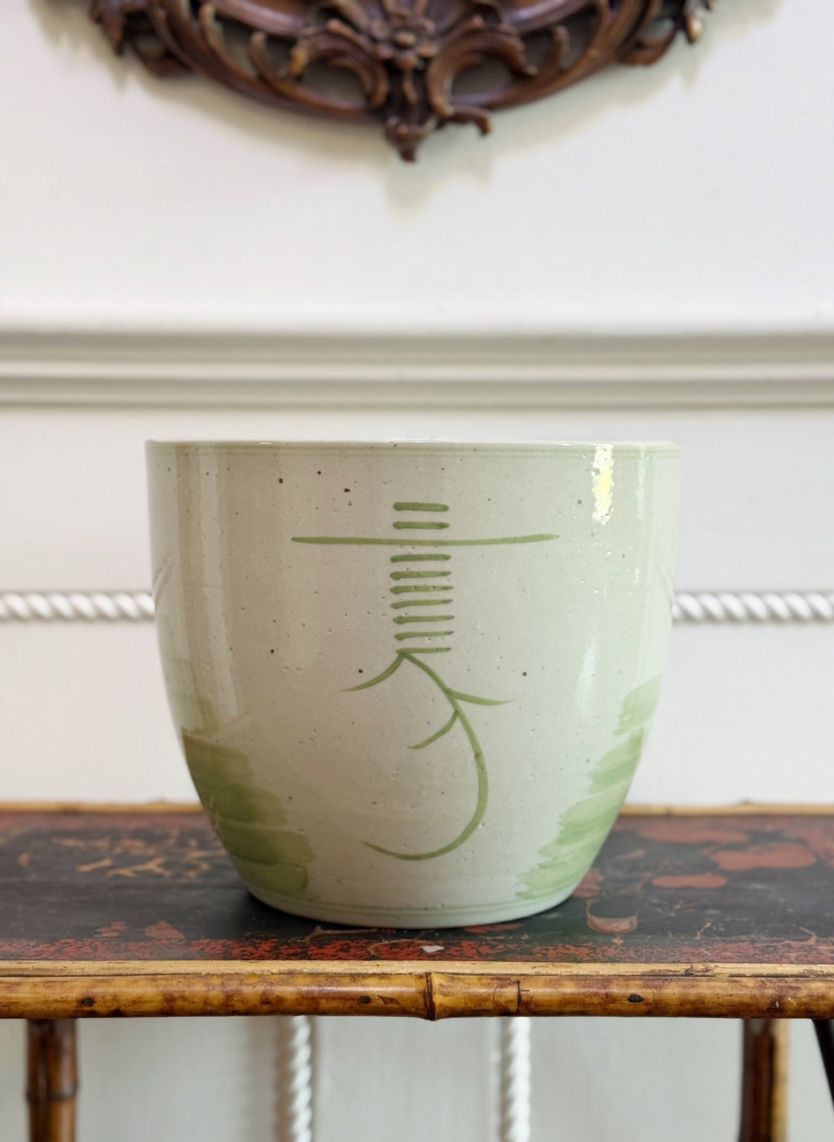 Back of the cachepot showing a painted character mark