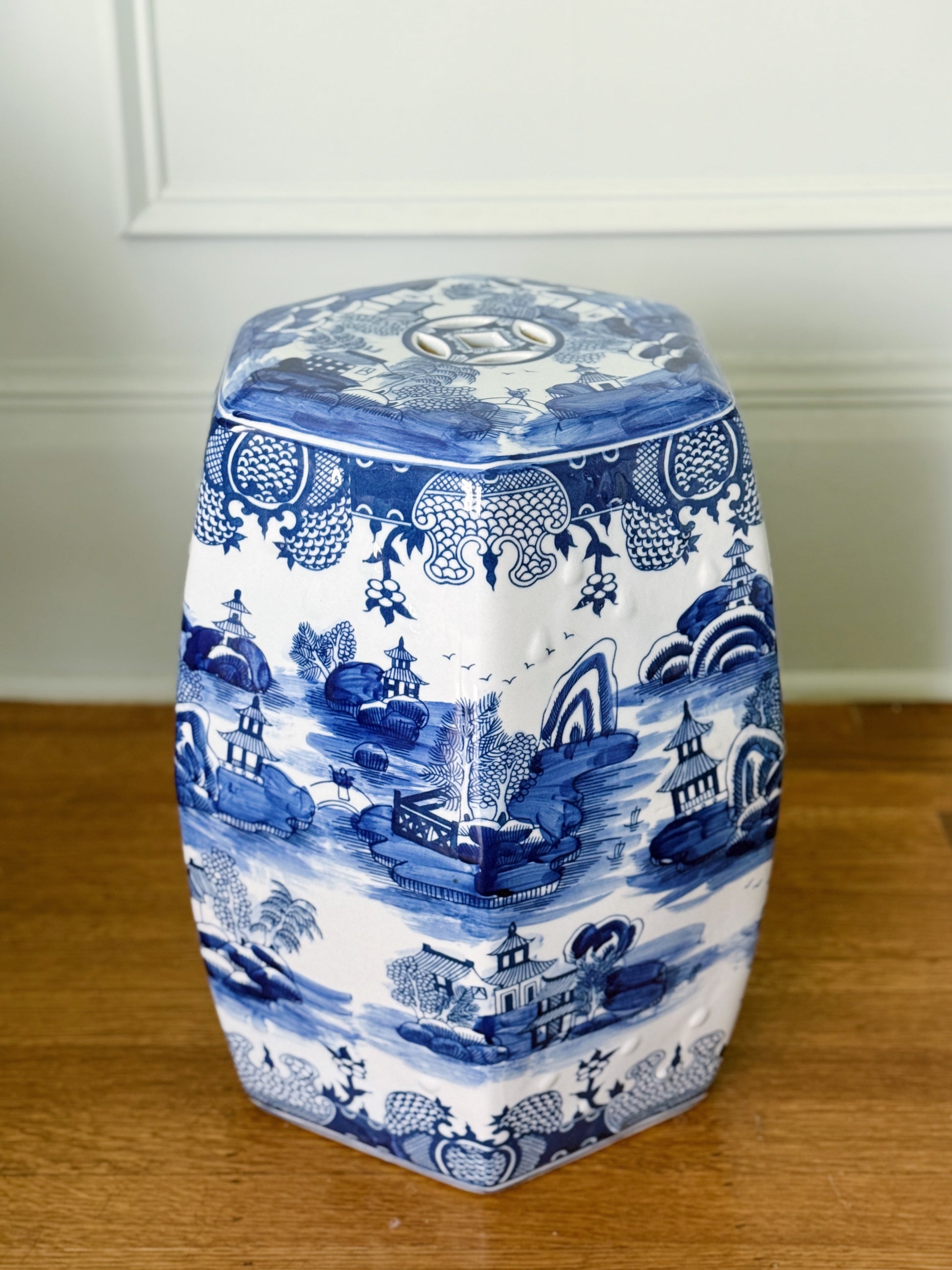 blue and white willow ware garden seat